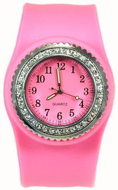 Mädchen-Damen-Rosa-Verschluss-Klaps auf Silikon-Manschetten-Uhr mit Kristall-gesetzter Einfassung