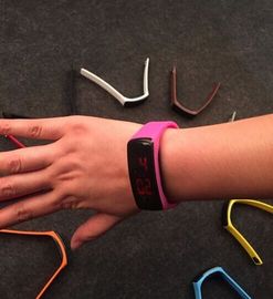 Armbanduhr des Kunststoffkoffer-LED Digital mit Magnet-Schnallen-Sport-Armband
