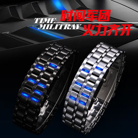 Kundenspezifische Metallband-Uhr-Eisen-Samurai-blaue geführte Armband-Uhr für Männer