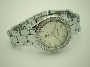 Edelstahlquarzuhren für Frauen, die Armbanduhr der Frauen mit Diamanten