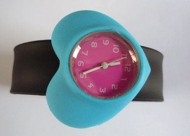 Blaue Herzen RS schwarz Band Slap Silikon Armband Uhren mit präzisen Quarzwerk