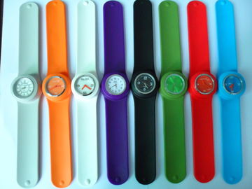 Charme-flexibles Silikonkautschuk-Uhr-modernes gefärbt für Frauen